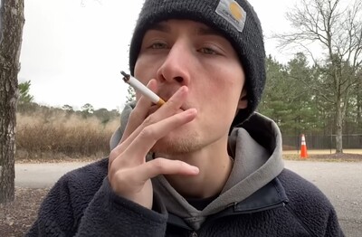 Лечение зависимости от табакокурения в Стерлитамаке Мужчина с сигаретой делает затяжку