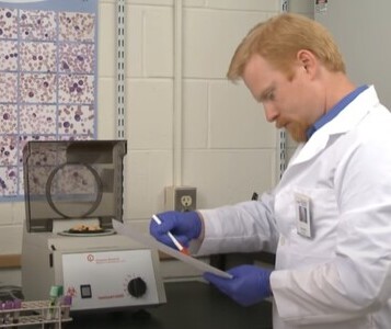 Клиника лечения наркозависимости в Стерлитамаке Врач в кабинете клиники